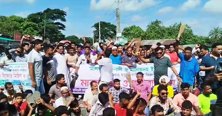 মহাসড়ক অবরোধ করে এলাকাবাসীর বিক্ষোভ