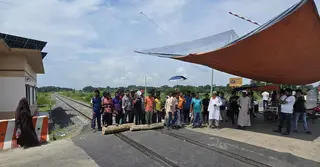 ফরিদপুরে আসন পুনর্বিন্যাসের প্রতিবাদে রেলপথ অবরোধ, ট্রেন আটকা