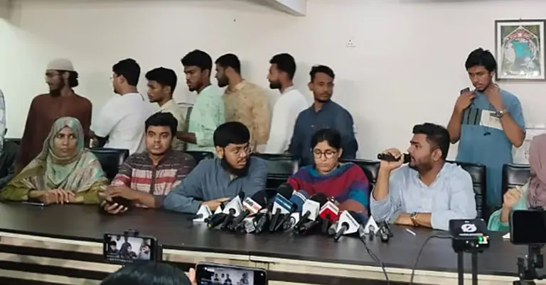 সংবাদ সম্মেলনে লিখিত বক্তব্য পাঠ করেন বৈষম্যবিরোধী ছাত্র আন্দোলনের মুখপাত্র উমামা ফাতেমা