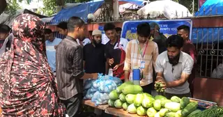 বানভাসিদের জন্য নিত্যপণ্য দিচ্ছে বিনা লাভের বাজার