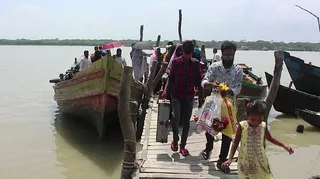 পিরোজপুরে ঝুঁকি নিয়ে যাত্রীদের নদী পারাপার