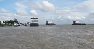 প্রায় ২৪ ঘণ্টা বন্ধ থাকার পর পুনরায় সচল পাটুরিয়া ৪ নম্বর ফেরিঘাট