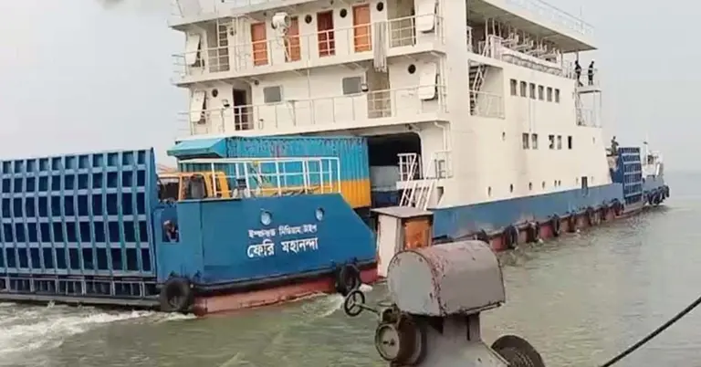 স্বাভাবিক হয়েছে ফেরি চলাচল