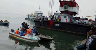 উদ্ধার করা হয়েছে পদ্মায় ডুবে যাওয়া বাস