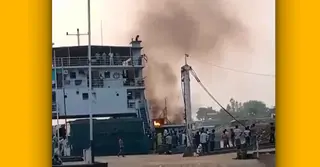পাটুরিয়ায় ঘাট ছাড়ার পর ফেরিতে আগুন, আতঙ্কে যাত্রীরা