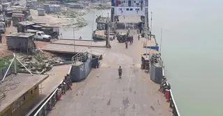 দৌলতদিয়া ফেরিঘাটে  নিয়ন্ত্রণ হারিয়ে যাত্রীবাহী বাস পদ্মায়