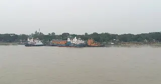 ঝড়-বৃষ্টিতে পাটুরিয়া-দৌলতদিয়ায় ফেরি ও লঞ্চ চলাচল বন্ধ