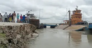 পদ্মার ভাঙনে পাটুরিয়ার ৪ নম্বর ফেরিঘাট বন্ধ, ব্যাহত ফেরি চলাচল