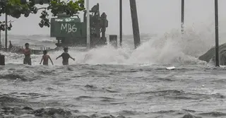 গ্রীষ্মমণ্ডলীয় ঝড়ে বিপর্যস্ত ফিলিপিন্সের মধ্যাঞ্চলের জনজীবন