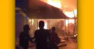 ফরিদপুরে কাদিরদী বাজারে অগ্নিকাণ্ডে ১৭টি দোকান পুড়ে ছাই