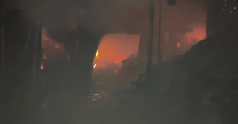 ভাঙারি পণ্যের গুদামে আগুন