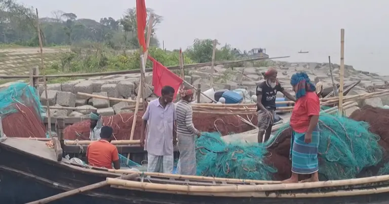 নদী পাড়ে জেলেরা