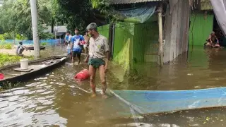 নোয়াখালীতে বন্যা পরিস্থিতির অবনতি, সংকট খাদ্যসামগ্রীর