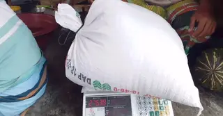 মানিকগঞ্জে খাদ্যবান্ধব কর্মসূচিতে চাল কম দেয়ার অভিযোগ