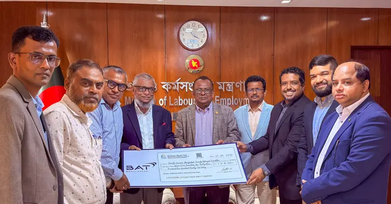 ফাউন্ডেশনে টাকা জমা দেয়া হচ্ছে