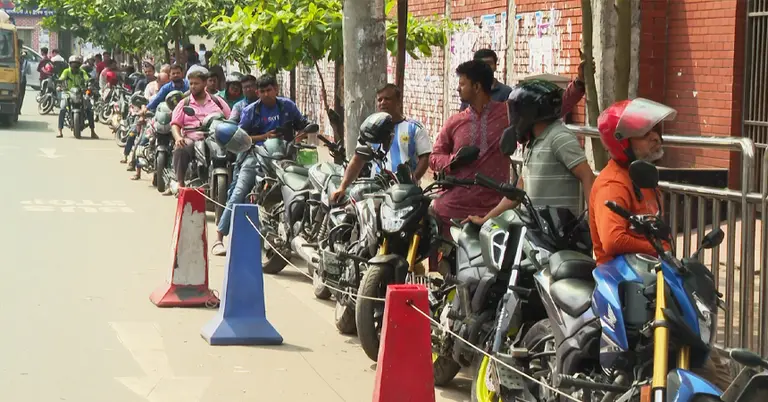 পাম্পে তেলের জন্য লম্বা লাইন