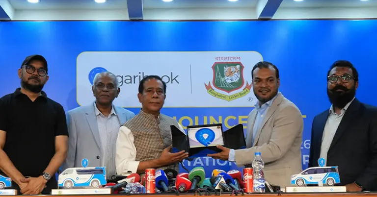 চুক্তি স্বাক্ষর শেষে বিসিবি কর্মকর্তা ও গাড়িবুকের প্রতিনিধিরা