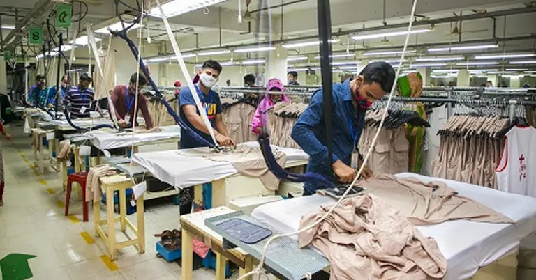 পোশাক কারখানায় কর্মরত শ্রমিকরা