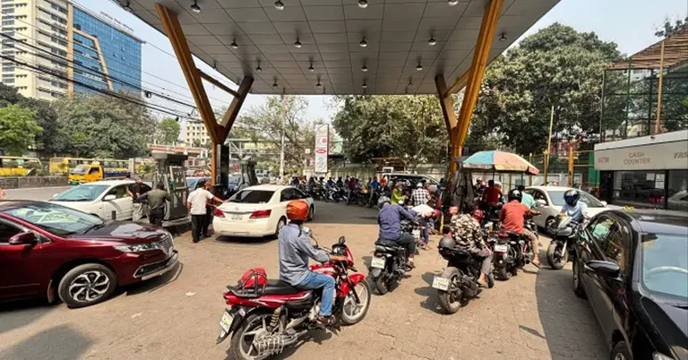 ফিলিং স্টেশনে দীর্ঘ লাইন