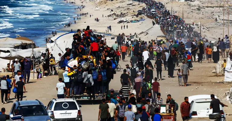 ঘরে ফিরছে ফিলিস্তিনের মানুষ