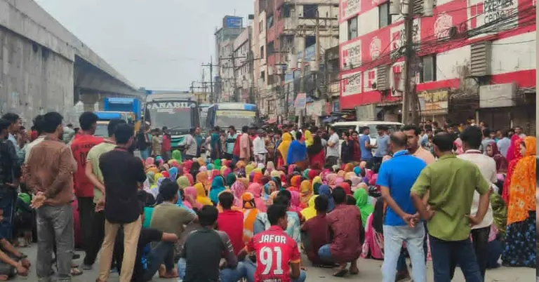 বেতনের দাবিতে শ্রমিকদের বিক্ষোভ