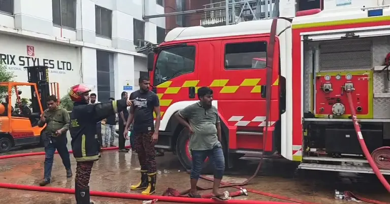 আগুন নিয়ন্ত্রণে কাজ করছে ফায়ার সার্ভিস