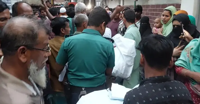 দুই শিশুর মরদেহ উদ্ধার করছে পুলিশ