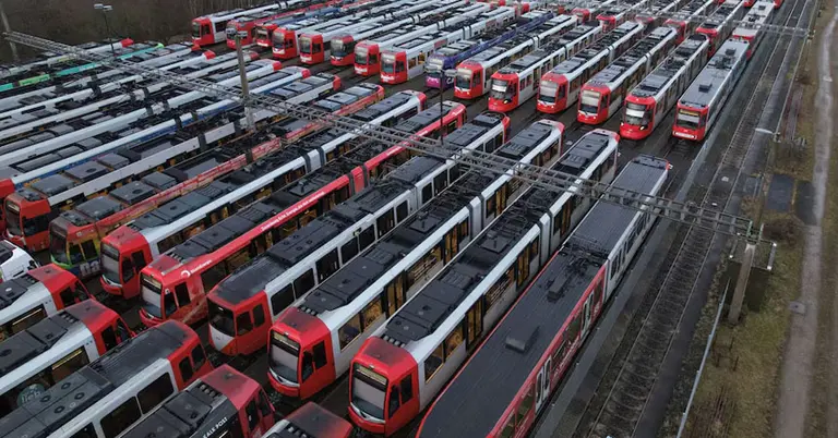 জার্মানির বার্লিনের একটি স্টেশনে ট্রাম বন্ধ রয়েছে