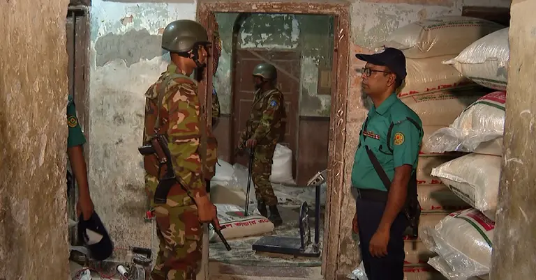 গেন্ডারিয়া ও শ্যামপুরে দুটি গুদামে যৌথবাহিনীর অভিযান