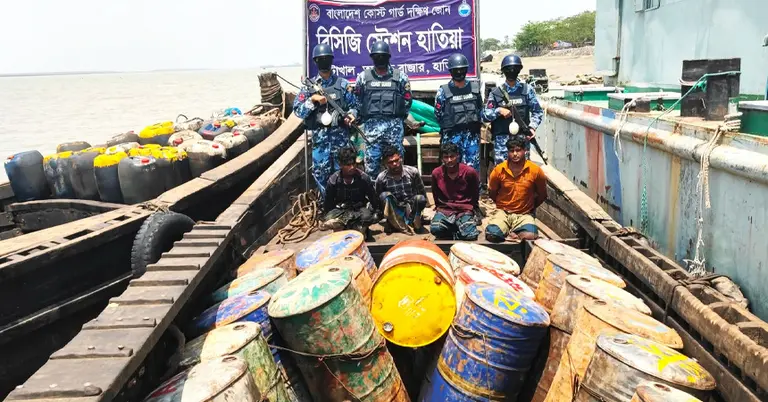 আটক জ্বালানি ও ৪ জন