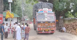 সার্ভার জটিলতায় একদিন পর হিলি স্থলবন্দরে প্রবেশ করলো ভারতীয় পণ্যবাহী ট্রাক