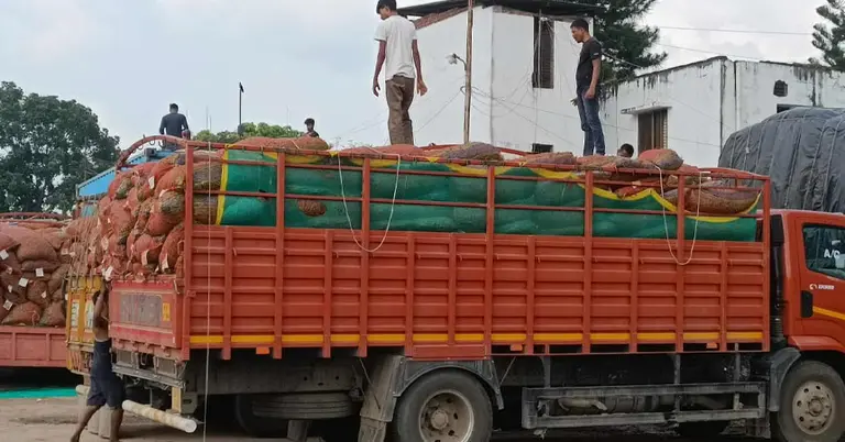 হিলি স্থলবন্দর দিয়ে আসছে পণ্য