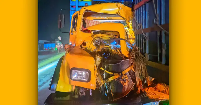 দুমড়ে মুচড়ে যাওয়া ট্রাক