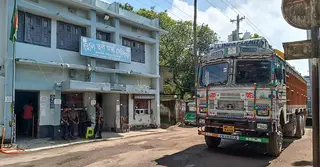 দু’দিন বন্ধের পর হিলি স্থলবন্দর দিয়ে আমদানি-রপ্তানি শুরু