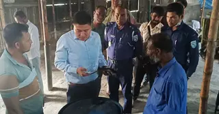 অস্বাস্থ্যকর পরিবেশে খাবার তৈরি, হিলিতে দুই কারখানায় জরিমানা