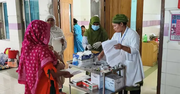 হাসপাতালে হাম ওয়ার্ডে রোগী ও স্বজনরা