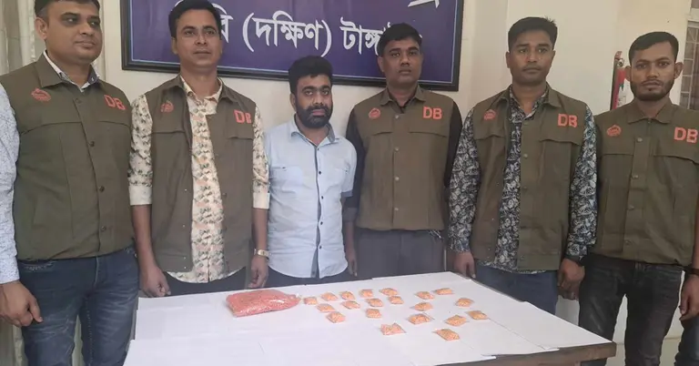 গ্রেপ্তারকৃত হারুন মিয়া ও ডিবি পুলিশ সদস্য