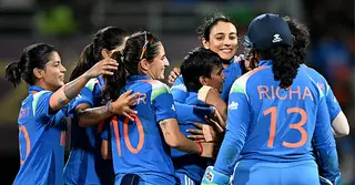 দক্ষিণ আফ্রিকাকে হারিয়ে ভারতীয় নারীদের প্রথম বিশ্বকাপ জয়