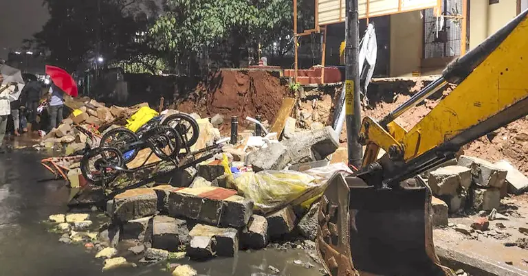 ধসে যাওয়া  হাসপাতালের দেয়াল