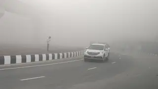 কালো ধোঁয়ার 'স্মগি' চাদরে ঢাকা পড়েছে নয়াদিল্লি