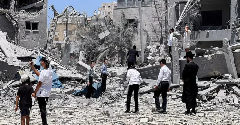 ইরানের ক্ষেপণাস্ত্র হামলায় ইসরাইলে অন্তত ৮ জন নিহত