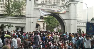 ইশরাকের শপথ বিলম্বে সমর্থকদের লংমার্চ