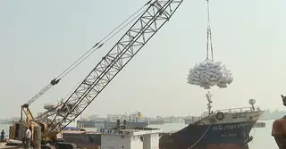 বৈরী আবহাওয়া ও লাইটার সংকটে চট্টগ্রাম বন্দরে পণ্য খালাস ব্যাহত