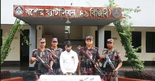 যশোরে স্বর্ণ ও বৈদেশিক মুদ্রাসহ ভারতীয় নাগরিক আটক