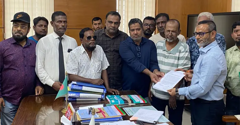 স্মারকলিপি প্রদান করছেন ক্ষতিগ্রস্ত জমি মালিকরা