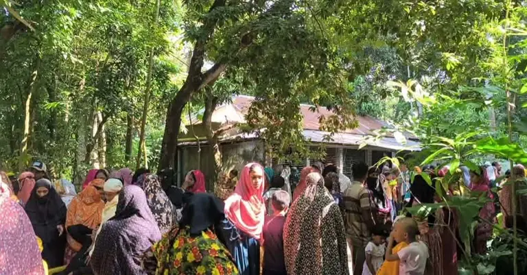 মরদেহ উদ্ধারের স্থানে পুলিশ ও স্থানীয়রা