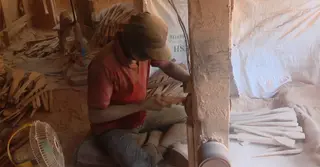 কাঠের তৈজসপত্রে কর্মচাঞ্চল্যে ভরপুর যশোরের তেঘরিয়া, বদলে গেছে গ্রামের অর্থনৈতিক চিত্র