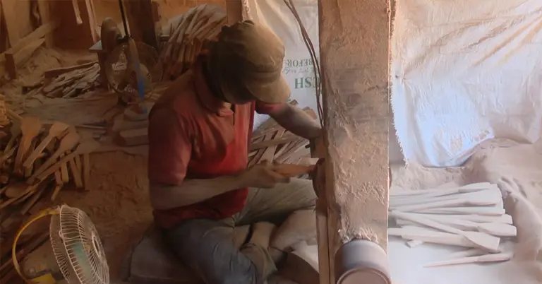 কাঠের পণ্য তৈরি করছেন কারিগর