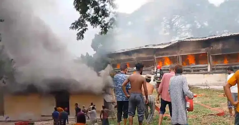 যশোরে আফিল মুরগির ফার্মে আগুন নেভানোর সময়