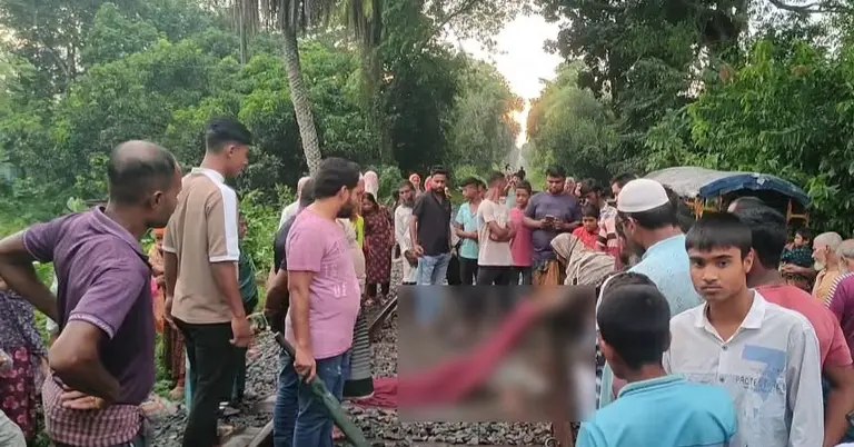 ঘটনাস্থলে স্থানীয়দের ভিড়